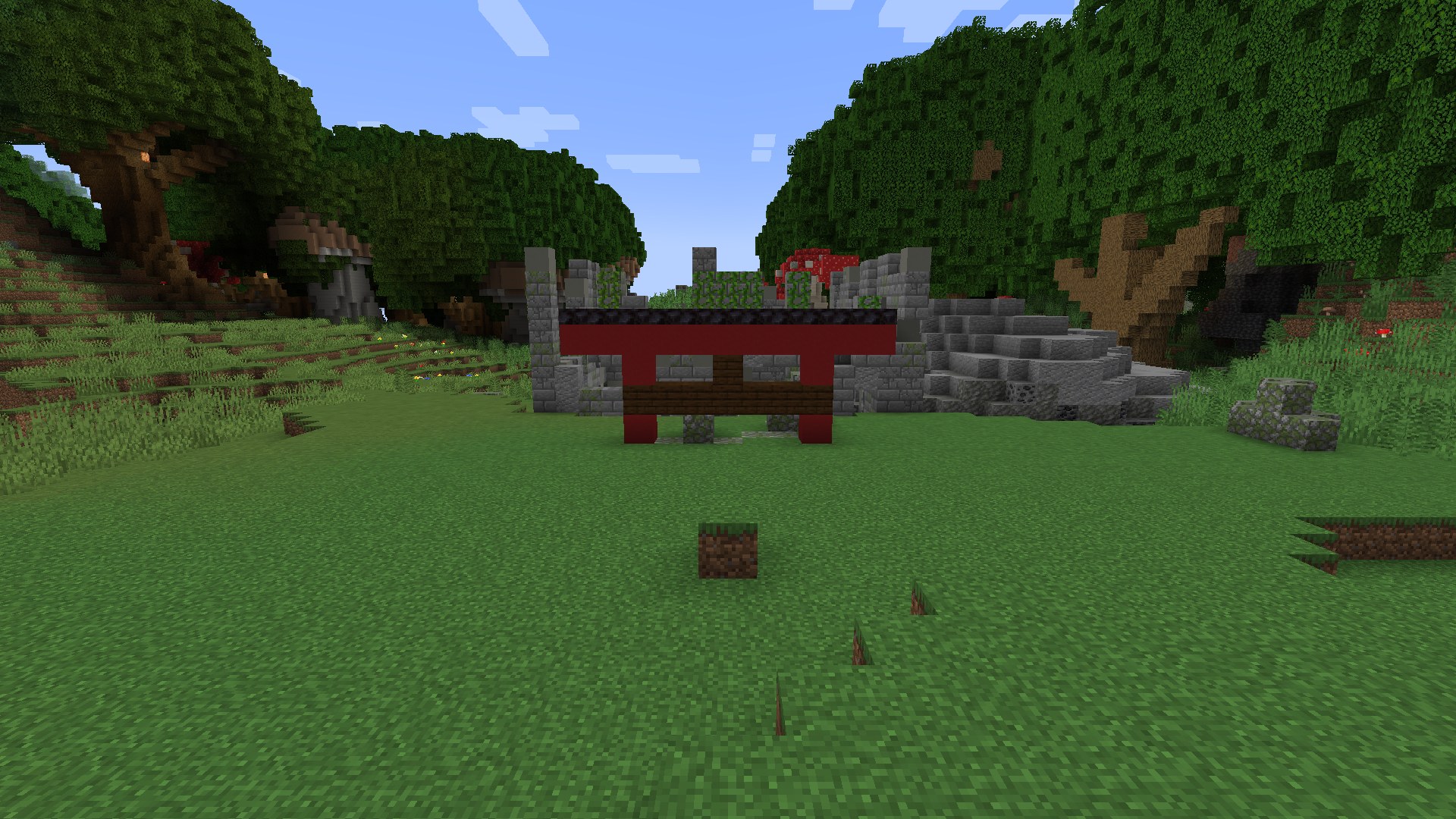 La ruine en surface et son torii, seul signe visible de l'armurerie.